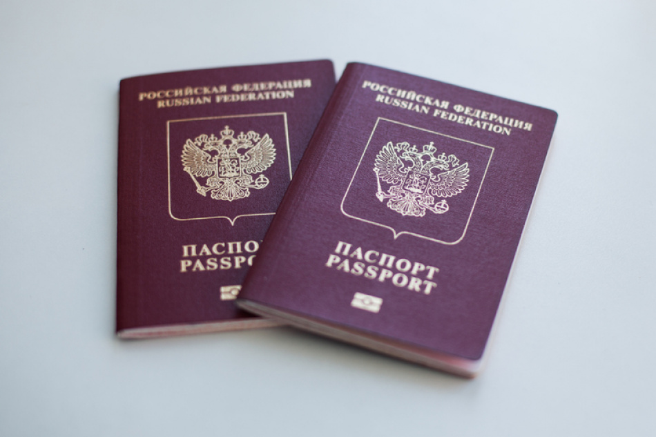Суд арестовал петербурженку за надругательство над своим паспортом